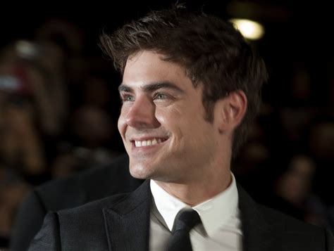 Zac Efron: Getting naked for Awkward Moment was truly awkward。